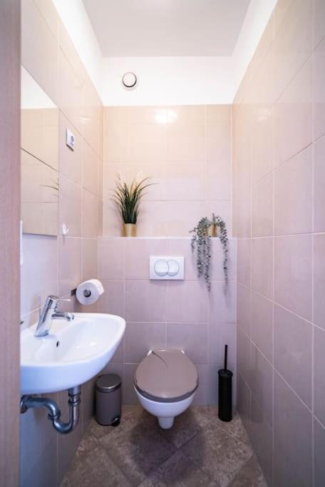 Free Parking! Soho Budapest 304, 4 Ppl, Ac, Fast Wifi, Smart Tv Luaran gambar